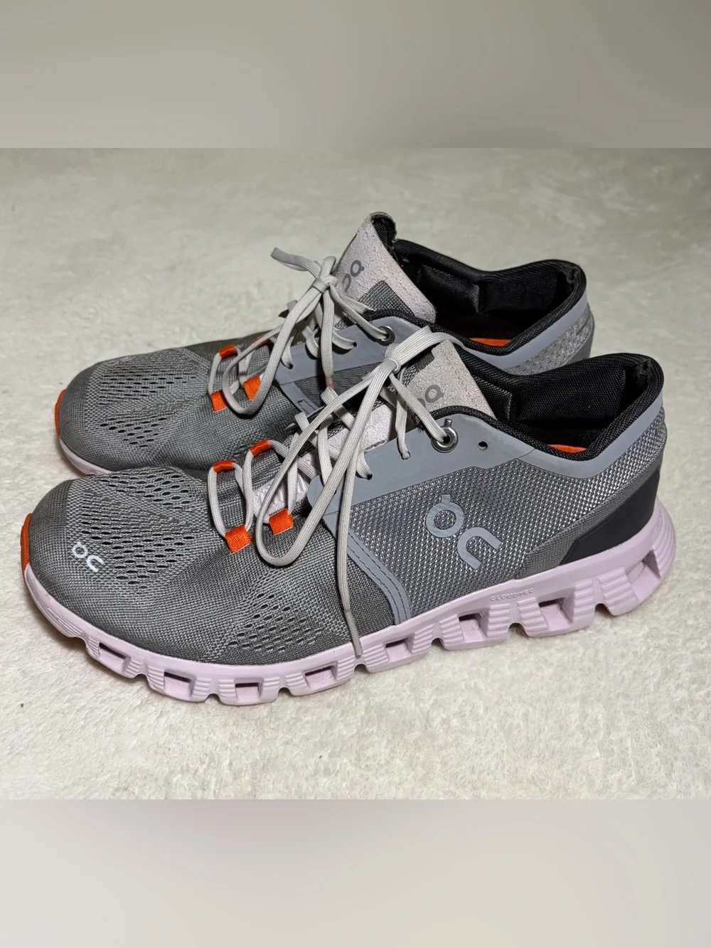 On Running Women’s Cloud Running Shoe in Light Gray with Pink Accents Sz 8.5